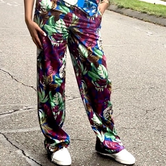 Zara SATIN EFFECT TROPICAL PRINT PANTS
$ 49.90
M | MULTICOLORED
REF 8093/496 - Picture 3 of 4